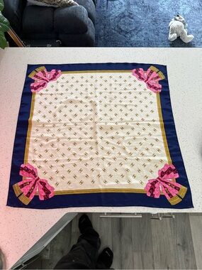 Vintage CHANEL Wrap | 28in x 28in